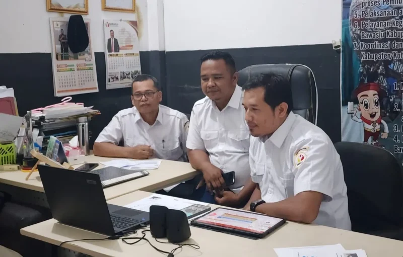 Ketua Bawaslu Pessel, Afriki Musmaidi (tengah) didampingi Kepala Sekretariat, Rinaldi (kiri) dan Kordiv Penanganan Pelanggaran dan Data Informasi, Syauqi Fuadi, saat mengikuti sesi wawancara secara daring. (Foto: Dok Humas Bawaslu)