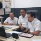 Ketua Bawaslu Pessel, Afriki Musmaidi (tengah) didampingi Kepala Sekretariat, Rinaldi (kiri) dan Kordiv Penanganan Pelanggaran dan Data Informasi, Syauqi Fuadi, saat mengikuti sesi wawancara secara daring. (Foto: Dok Humas Bawaslu)