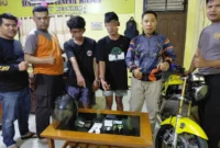 Kedua tersangka bersama barang bukti saat diamankan di Mapolsek Koto XI Tarusan, Pessel. (Foto: Dok Humas Polres)