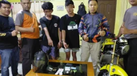 Kedua tersangka bersama barang bukti saat diamankan di Mapolsek Koto XI Tarusan, Pessel. (Foto: Dok Humas Polres)
