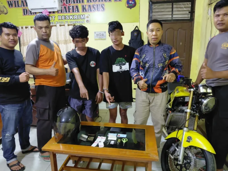 Kedua tersangka bersama barang bukti saat diamankan di Mapolsek Koto XI Tarusan, Pessel. (Foto: Dok Humas Polres)