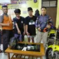 Kedua tersangka bersama barang bukti saat diamankan di Mapolsek Koto XI Tarusan, Pessel. (Foto: Dok Humas Polres)