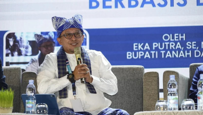 Bupati Eka Putra memaparkan perkembangan dan dukungan Pemda terhadap penguatan Ekraf di Rakornas ICCN 2025, Jumat (8/8/2025). (Foto: Prokopim Tanah Datar)