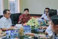 Bupati Dharmasraya Annisa bertemu dengan Kepala BWS Sumatera V, Naryo Widodo, di Padang, Kamis (7/8/2025). (Foto: Pemkab Dharmasraya)