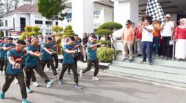 Wali Kota Pariaman Yota Balad melepas peserta Lomba Gerak Jalan antarinstansi di halaman Balai Kota Pariaman, Selasa (12/8/2025). (Foto: Kominfo Pariaman)