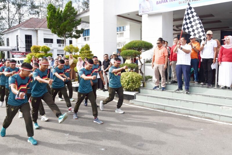 Wali Kota Pariaman Yota Balad melepas peserta Lomba Gerak Jalan antarinstansi di halaman Balai Kota Pariaman, Selasa (12/8/2025). (Foto: Kominfo Pariaman)