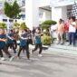 Wali Kota Pariaman Yota Balad melepas peserta Lomba Gerak Jalan antarinstansi di halaman Balai Kota Pariaman, Selasa (12/8/2025). (Foto: Kominfo Pariaman)
