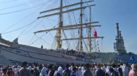 Kapal Republik Indonesia (KRI) Bima Suci bersandar di Dermaga Teluk Bayur, Sabtu (9/8/2025). (Foto: Diskominfo Padang)