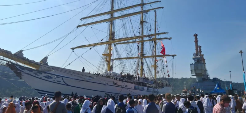 Kapal Republik Indonesia (KRI) Bima Suci bersandar di Dermaga Teluk Bayur, Sabtu (9/8/2025). (Foto: Diskominfo Padang)
