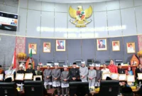 Wali Kota Padang Fadly Amran bersama tokoh masyarakat penerima Pin Emas di HJK Padang ke-356. (Foto: Diskominfo Padang)