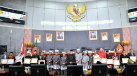 Wali Kota Padang Fadly Amran bersama tokoh masyarakat penerima Pin Emas di HJK Padang ke-356. (Foto: Diskominfo Padang)