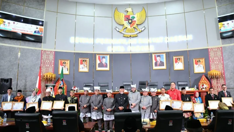 Wali Kota Padang Fadly Amran bersama tokoh masyarakat penerima Pin Emas di HJK Padang ke-356. (Foto: Diskominfo Padang)