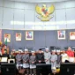 Wali Kota Padang Fadly Amran bersama tokoh masyarakat penerima Pin Emas di HJK Padang ke-356. (Foto: Diskominfo Padang)