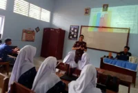 Para siswa serius mendengarkan paparan materi dari salah seorang jaksa. (Foto: Yoniks)