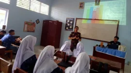 Para siswa serius mendengarkan paparan materi dari salah seorang jaksa. (Foto: Yoniks)
