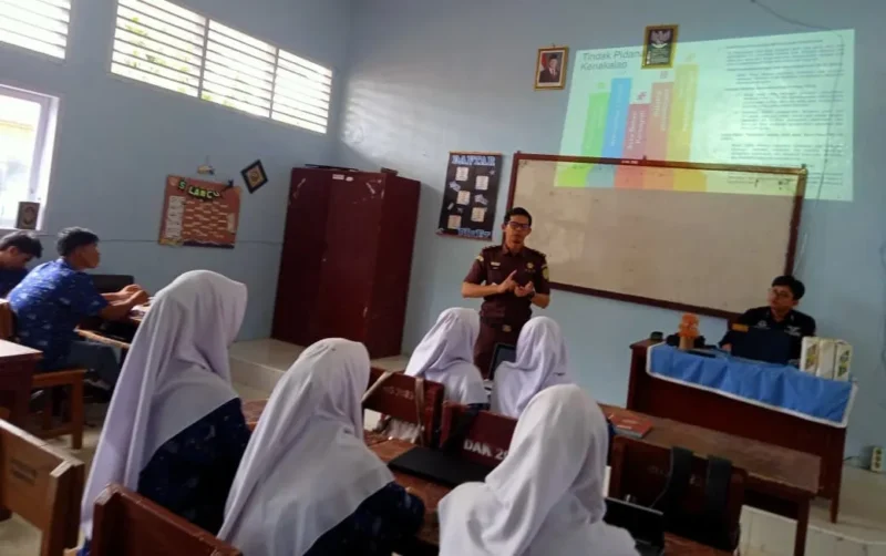 Para siswa serius mendengarkan paparan materi dari salah seorang jaksa. (Foto: Yoniks)