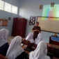 Para siswa serius mendengarkan paparan materi dari salah seorang jaksa. (Foto: Yoniks)