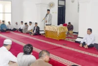 Wakil Wali Kota Mulyadi Pariaman Mulyadi memberikan sambutan saat wirid bulanan di Musala Balai Kota Pariaman, Jumat (1/8/2025). (Foto: Kominfo Pariaman)