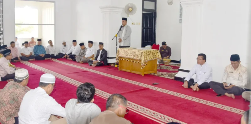 Wakil Wali Kota Mulyadi Pariaman Mulyadi memberikan sambutan saat wirid bulanan di Musala Balai Kota Pariaman, Jumat (1/8/2025). (Foto: Kominfo Pariaman)