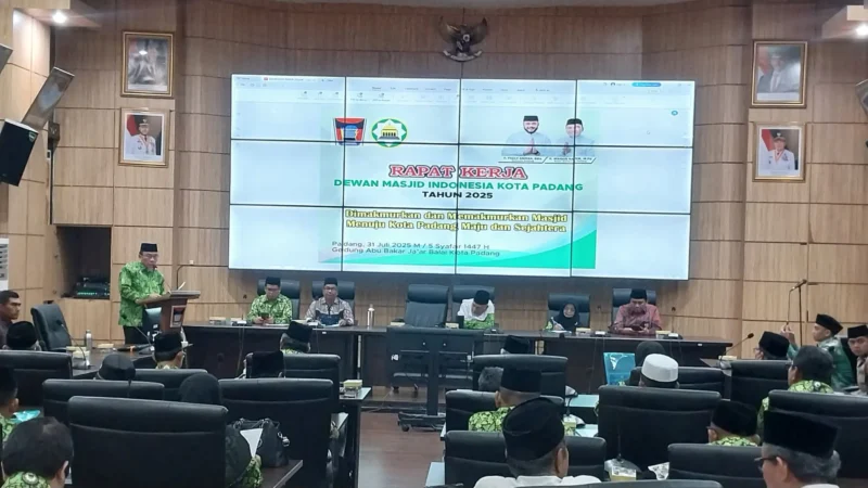 Wawako Padang Maigus Nasir membuka Raker DMI Padang  Tahun 2025 di Ruang Abu Bakar Ja’ar, Balai Kota Padang, Kamis (31/7/2025). (Foto: Diskominfo Padang)