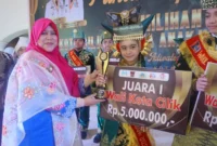 Annemarie Kaori Zahramurasaki menerima piala dan hadiah dari Ketua GOW Padang Ny. Sri Hayati Maigus Nasir. (Foto: Diskominfo Padang)