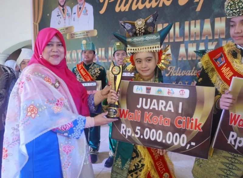 Annemarie Kaori Zahramurasaki menerima piala dan hadiah dari Ketua GOW Padang Ny. Sri Hayati Maigus Nasir. (Foto: Diskominfo Padang)
