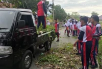 Siswa MAN 1 Padang Panjang turut ambil bagian dalam kegiatan gotong royong massal di Kelurahan Ganting, Kecamatan Padang Panjang Timur, Jumat (1/8/2025). (Foto: Kominfo Padang Panjang)