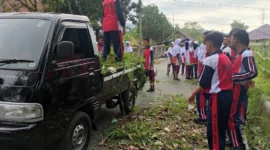 Siswa MAN 1 Padang Panjang turut ambil bagian dalam kegiatan gotong royong massal di Kelurahan Ganting, Kecamatan Padang Panjang Timur, Jumat (1/8/2025). (Foto: Kominfo Padang Panjang)