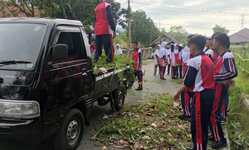 Siswa MAN 1 Padang Panjang turut ambil bagian dalam kegiatan gotong royong massal di Kelurahan Ganting, Kecamatan Padang Panjang Timur, Jumat (1/8/2025). (Foto: Kominfo Padang Panjang)