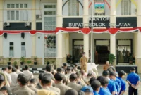 Wakil Bupati Solok Selatan, H. Yulian Efi, memimpin apel pagi jajaran Pemkab Solsel di halaman kantor bupati setempat, Senin (4/8/2025)