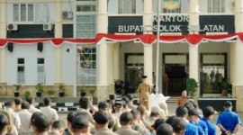Wakil Bupati Solok Selatan, H. Yulian Efi, memimpin apel pagi jajaran Pemkab Solsel di halaman kantor bupati setempat, Senin (4/8/2025)