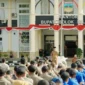 Wakil Bupati Solok Selatan, H. Yulian Efi, memimpin apel pagi jajaran Pemkab Solsel di halaman kantor bupati setempat, Senin (4/8/2025)