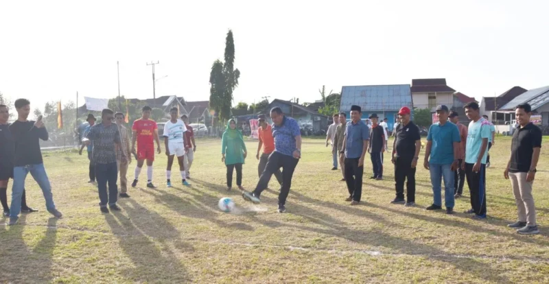 Wali Kota Pariaman Yota Balad membuka Open Tournament Mini Soccer IPJB Cup II di Lapangan Bola Kelurahan Jalan Baru, Minggu (3/8/2025). (Foto: Kominfo Pariaman)