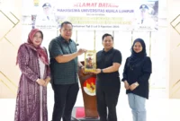 Wali Kota Pariaman Yota Balad menyerahkan cenderamata kepada perwakilan Universitas Kuala Lumpur. (Foto: Kominfo Pariaman)