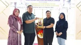 Wali Kota Pariaman Yota Balad menyerahkan cenderamata kepada perwakilan Universitas Kuala Lumpur. (Foto: Kominfo Pariaman)