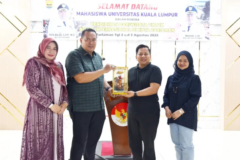 Wali Kota Pariaman Yota Balad menyerahkan cenderamata kepada perwakilan Universitas Kuala Lumpur. (Foto: Kominfo Pariaman)