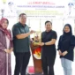 Wali Kota Pariaman Yota Balad menyerahkan cenderamata kepada perwakilan Universitas Kuala Lumpur. (Foto: Kominfo Pariaman)