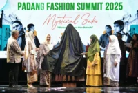 Pembukaan selubung tanda dimulainya Padang Fashion Summit 2025 di Gedung Youth Center Padang, Minggu (3/8/2025). (Foto: Diskominfo Padang)