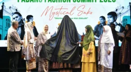 Pembukaan selubung tanda dimulainya Padang Fashion Summit 2025 di Gedung Youth Center Padang, Minggu (3/8/2025). (Foto: Diskominfo Padang)
