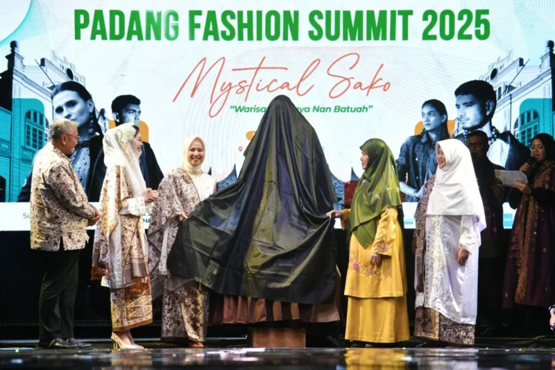 Pembukaan selubung tanda dimulainya Padang Fashion Summit 2025 di Gedung Youth Center Padang, Minggu (3/8/2025). (Foto: Diskominfo Padang)