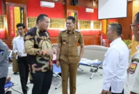 Wali Kota Pariaman Yota Balad meninjau kegiatan donor darah di Aula Balaikota Pariaman, Senin (4/8/2025). (Foto: Kominfo Pariaman)