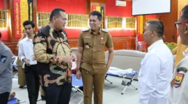 Wali Kota Pariaman Yota Balad meninjau kegiatan donor darah di Aula Balaikota Pariaman, Senin (4/8/2025). (Foto: Kominfo Pariaman)