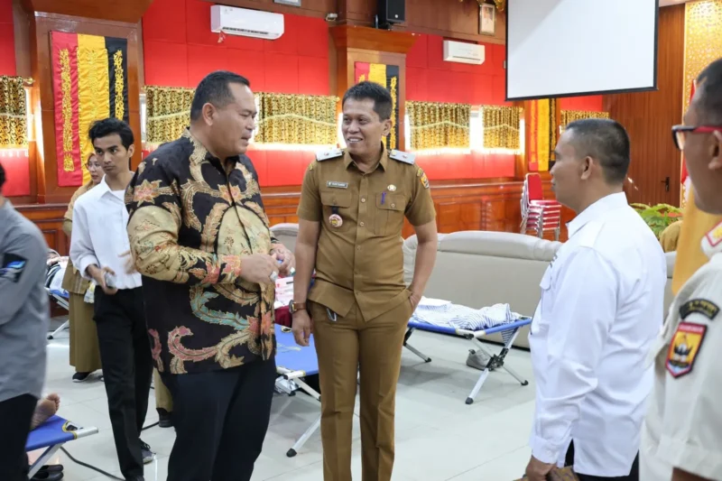 Wali Kota Pariaman Yota Balad meninjau kegiatan donor darah di Aula Balaikota Pariaman, Senin (4/8/2025). (Foto: Kominfo Pariaman)