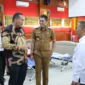 Wali Kota Pariaman Yota Balad meninjau kegiatan donor darah di Aula Balaikota Pariaman, Senin (4/8/2025). (Foto: Kominfo Pariaman)
