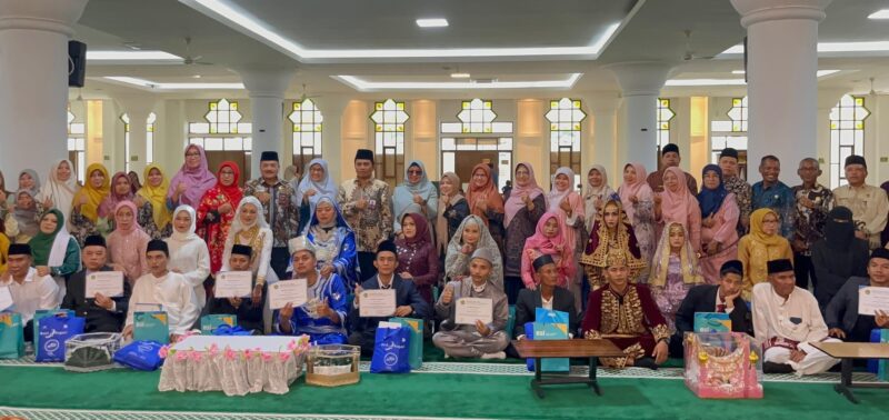 Sebanyak 15 pasangan dari berbagai kecamatan di Kota Padang resmi menikah dalam program “Nikah Bareng” se-Kota Padang pada Kamis (6/8/2025). (Foto: Diskominfo Padang)