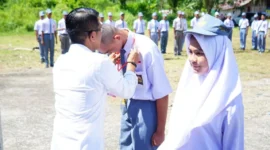 Asisten Pemerintahan dan Kesra Setdakab Dharmasraya, Iwan Zamrud membuka Diklat calon Paskibraka tingkat kabupaten, Minggu (3/8/2025). (Foto: Pemkab Dharmasraya)