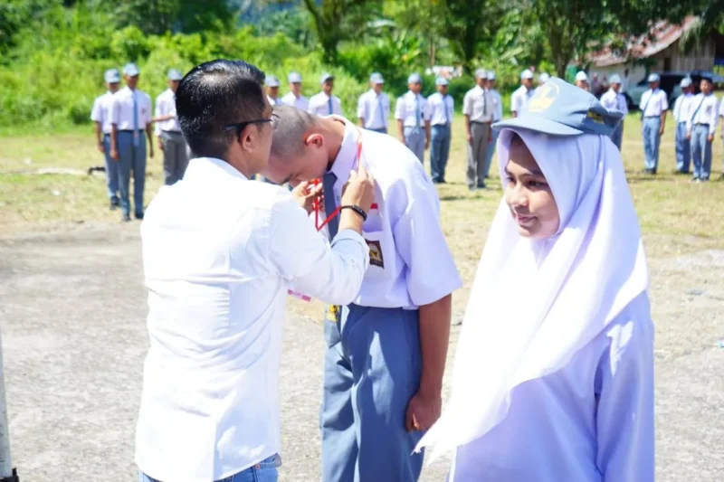 Asisten Pemerintahan dan Kesra Setdakab Dharmasraya, Iwan Zamrud membuka Diklat calon Paskibraka tingkat kabupaten, Minggu (3/8/2025). (Foto: Pemkab Dharmasraya)