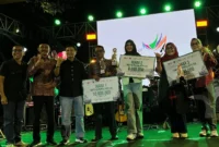 Para pemenang Karnaval Kota Tua berfoto bersama Ketua Panitia HJK Padang ke-356 Didi Aryadi (tiga dari kiri), Kamis (7/8/2025). (Foto: Diskominfo Padang)
