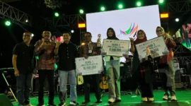 Para pemenang Karnaval Kota Tua berfoto bersama Ketua Panitia HJK Padang ke-356 Didi Aryadi (tiga dari kiri), Kamis (7/8/2025). (Foto: Diskominfo Padang)