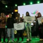 Para pemenang Karnaval Kota Tua berfoto bersama Ketua Panitia HJK Padang ke-356 Didi Aryadi (tiga dari kiri), Kamis (7/8/2025). (Foto: Diskominfo Padang)